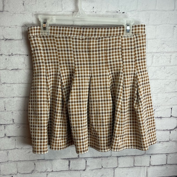 Altar’d State size large cream tan and brown houndstooth check pleated skirt - Picture 3 of 6